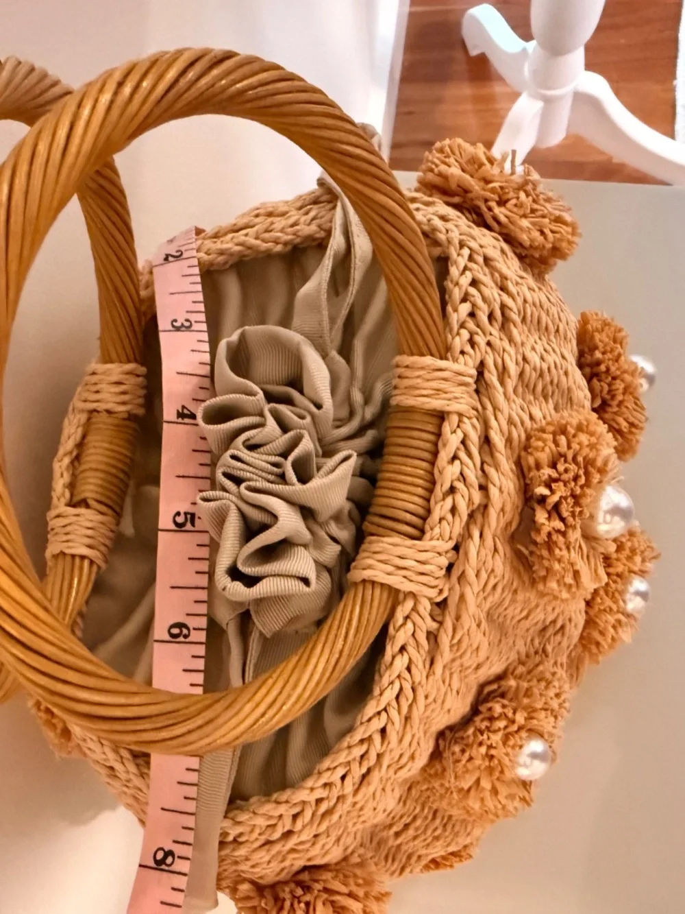 Adorable summer hand bag with pearl accents. Cinch top with tie. - Picture 5 of 7